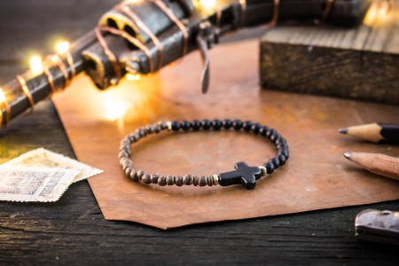 Logen - 4mm - Matte Black Onyx & Coconut Beaded Stretchy Bracelet with Black Cross