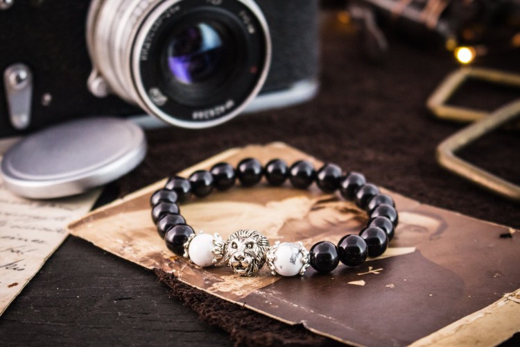 Nowfil - 8mm - Black Onyx Beaded Stretchy Bracelet with Silver Lion & White Howlite Beads from STRAPSANDBRACELETS