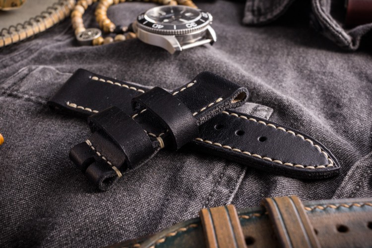 Handmade 24/24mm Veg Tan Black Leather Strap 125/70mm With Contrast Beige Stitching from STRAPSANDBRACELETS