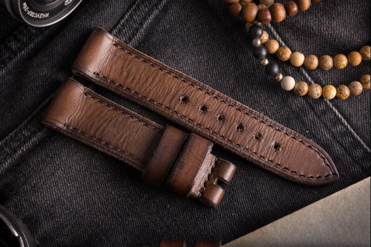 Antiqued Handmade 22/20mm Vintage Brown Leather Strap With Dark Brown Stitching from STRAPSANDBRACELETS